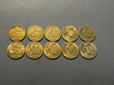 un tas de pièces d'or posé sur une table