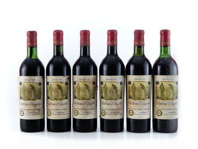 six bouteilles de vin rouge alignées