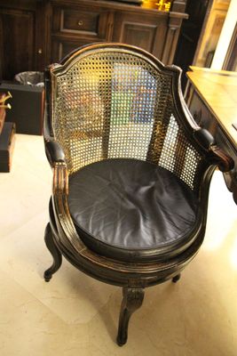 une chaise qui se trouve dans une pièce où il y a un bureau