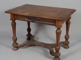 une vieille table en bois avec un tiroir en dessous, posée sur un plan de travail gris
