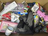 une boîte en carton remplie de divers objets qui s'y trouvent