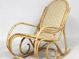 un fauteuil à bascule en osier avec une assise en osier