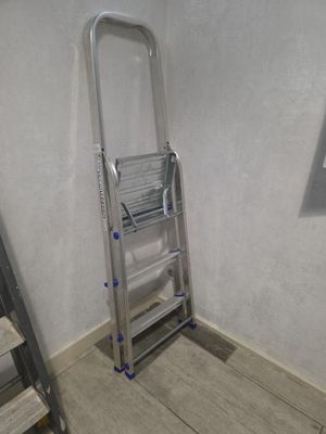 une échelle appuyée contre un mur dans une pièce