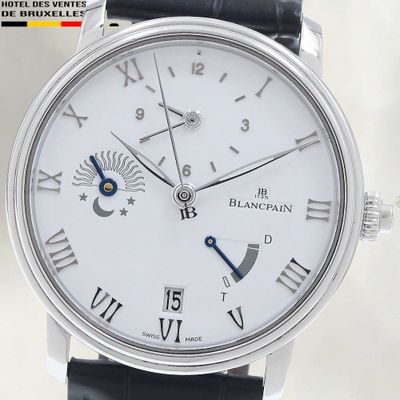 gros plan d'une montre avec des chiffres romains sur le cadran