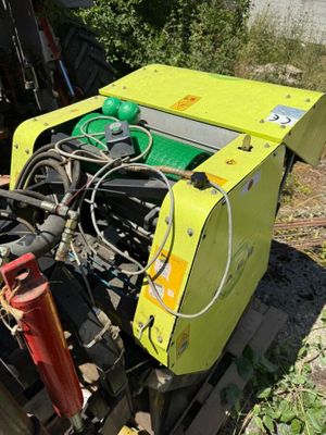 une machine jaune posée sur une palette