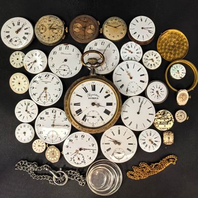 de nombreux types de montres de poche sur la table