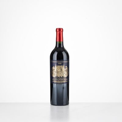 une bouteille de vin rouge posée sur une table
