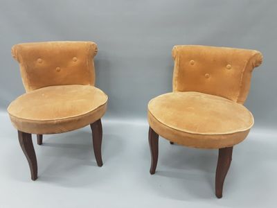 Paire de fauteuils dit "cocktails" en velours jaune et piète…