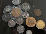 un lot de pièces de monnaie posées sur une table