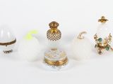 un grand nombre d'objets différents posés sur une table