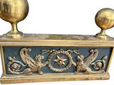 deux vases dorés posés sur une table bleue