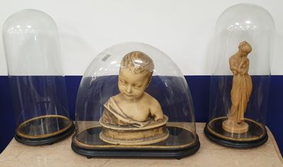 TROIS GLOBES de bouquets de Mariée avec socle en bois noirci…