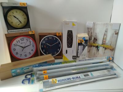 un grand nombre d'objets posés sur une table