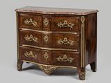 une image d'une commode avec un plateau en marbre
