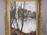 une peinture à l'huile représentant un bouleau au bord d'un lac, dans un cadre doré