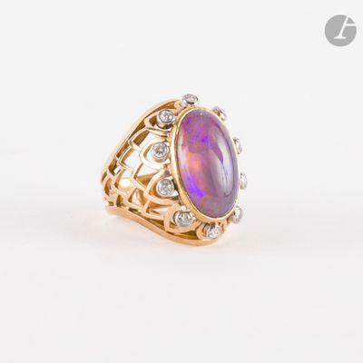 gros plan d'une bague avec une pierre violette entourée de diamants