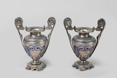 une paire de vases en argent ornés de motifs bleus et blancs