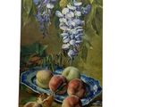 une image représentant un tableau où l'on voit des fruits et des fleurs posés sur une table