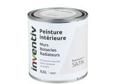 le pot de peinture est posé sur une surface blanche