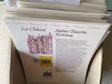 une boîte en carton contenant un tas de papiers