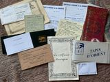 une pile de vieux papiers qui traîne par terre