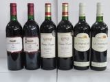 plusieurs bouteilles de vin sont alignées sur une table