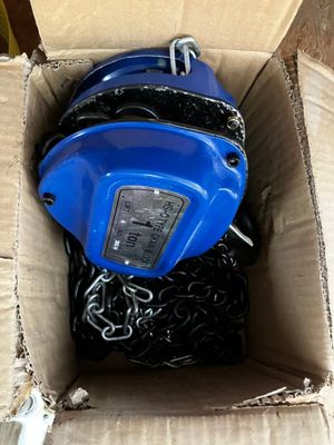 une boîte contenant un objet bleu et noir