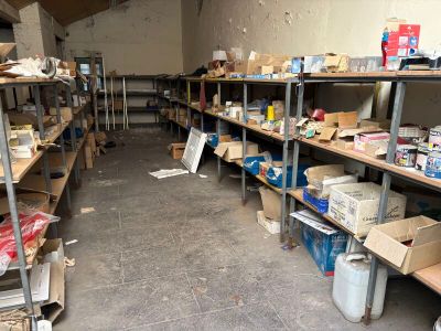 une pièce remplie de boîtes et d'étagères