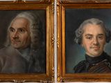 Deux tableaux représentant des hommes en tenue de cérémonie sont présentés dans un cadre doré