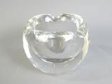 un cendrier en verre transparent orné d'un motif en forme de cœur