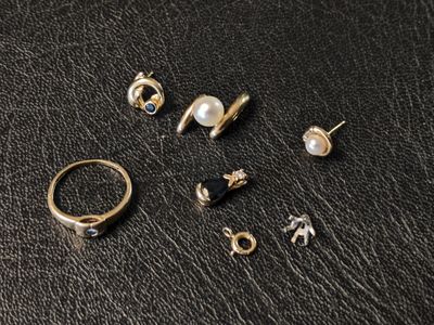 un gros plan sur un ensemble d'anneaux posés sur une surface en cuir
