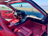 l'intérieur d'une voiture de sport rouge avec des sièges en cuir rouge