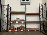 une pièce avec de nombreuses étagères et une horloge accrochée au mur