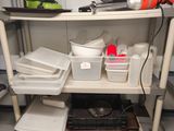 une étagère sur laquelle se trouvent de nombreux objets différents