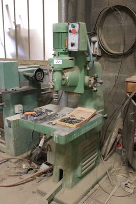 une machine posée sur une table dans une pièce