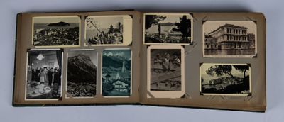 un livre avec des images de personnes et de bâtiments