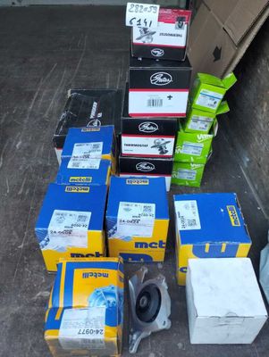 de nombreux cartons d'objets hétéroclites posés sur le sol
