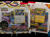 Deux paquets de cartes à collectionner Pokémon se trouvent dans une vitrine.