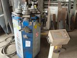 une machine qui se trouve dans un garage à côté d'une autre machine