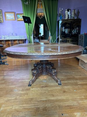 TABLE DE SALON ovale en bois naturel.