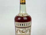 un gros plan sur une bouteille de whisky Hennessy