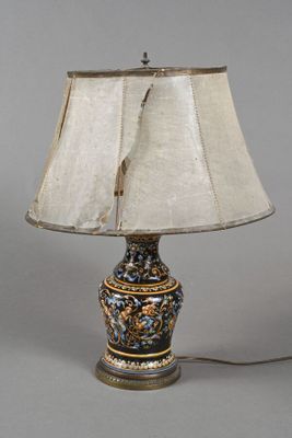 une lampe posée sur une table et munie d'un abat-jour