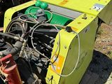 une machine jaune posée sur une palette