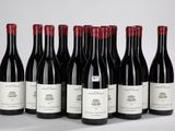 six bouteilles de vin rouge sont alignées