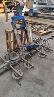 une photo d'une machine qui se trouve dans un entrepôt