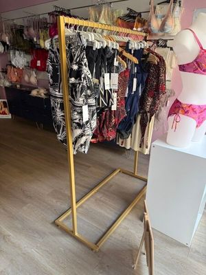 un mannequin dans un magasin de vêtements, à côté d'un présentoir de soutiens-gorge