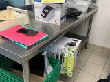 une table en métal sur laquelle sont posées plusieurs boîtes