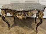 table basse à plateau en marbre rehaussée de touches de feuille d'or