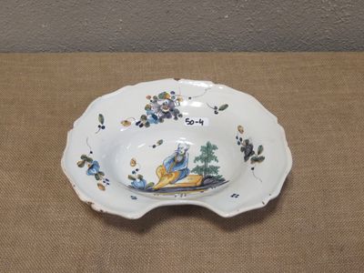une assiette avec un oiseau posée sur une table