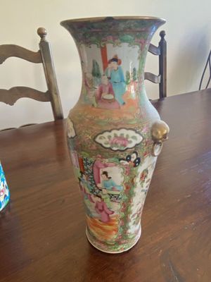 Vase balustre en porcelaine de canton accidents